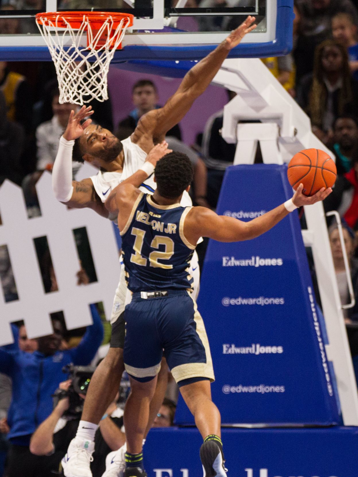 Billikens hold on to beat the George Washington Colonials 63-58
